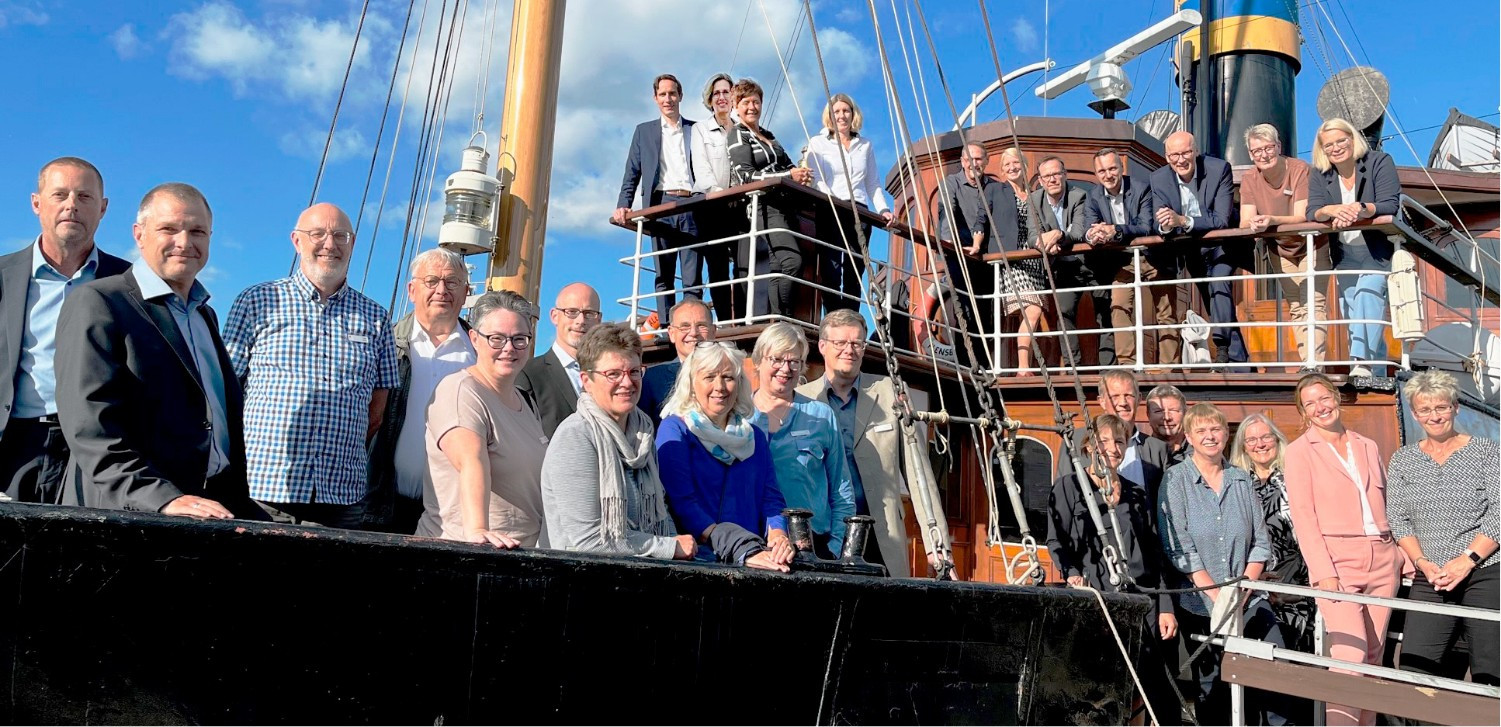 Sehr viele Menschen bei Sonnenschein auf einem großen Boot