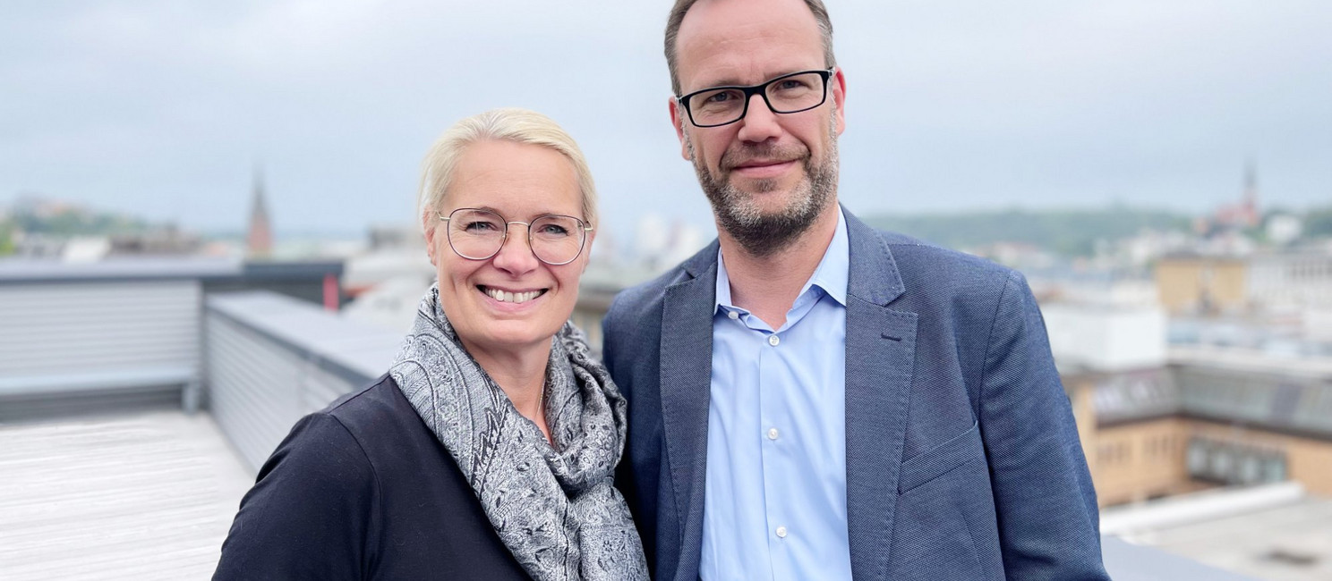 Imke Conrad und Lars Hansen auf einer Dachterrasse.
