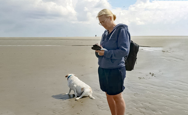 Imke Conrad mit ihrem Hund am Strand. 