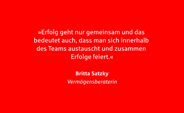 Zitat Britta Satzy. Erfolg geht nur gemeinsam und das bedeutet auch, dass man sich innerhalb des Teams austauscht und zusammen Erfolge feiert.
