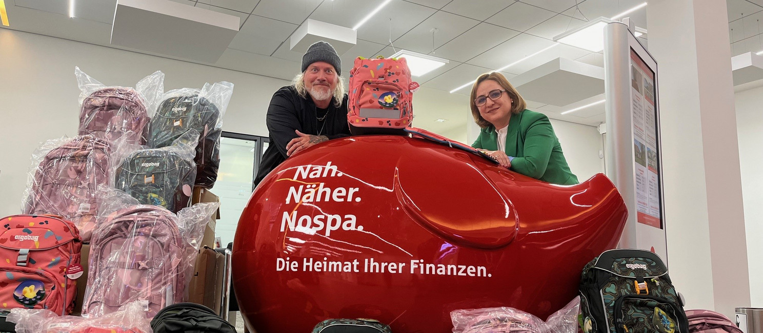 Schulranzen vor Sparschwein