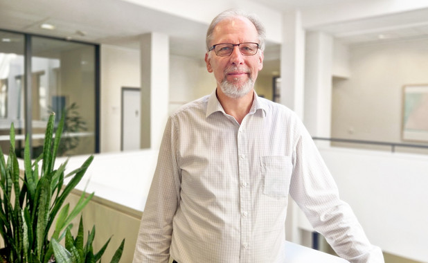 Waldemar Petarus in den Geschäftsräumen der Bankfiliale