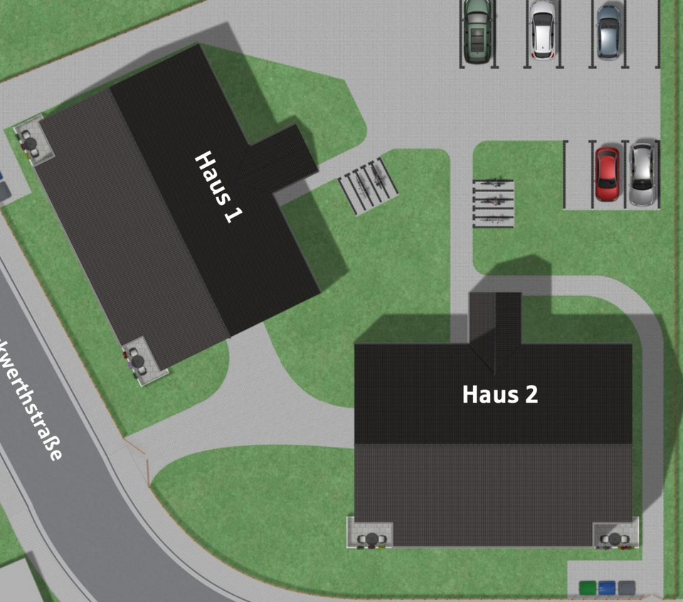 Lageplan. Zwei Häuser an einer Kurve der Straße mit einem Parkplatz dahinter. Rundherum viele Grünflächen.