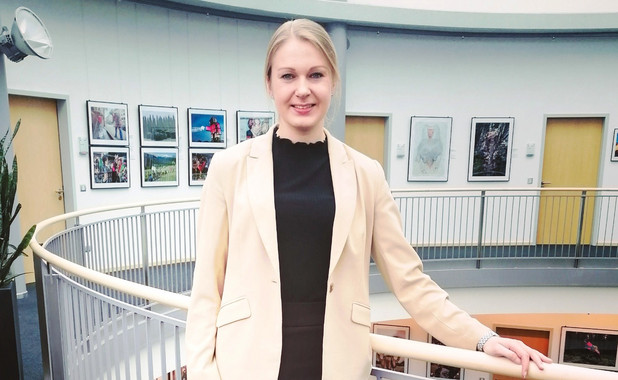 Merle Brebeck im Büroflur der NOSPA Schleswig.