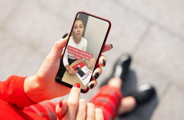 Eine Person hält ein Smartphone auf dem ein TikTok Video der Nospa zu sehen ist.