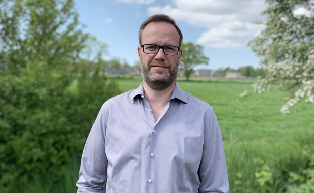 Lars Hansen im Grünen an einem Frühlingstag.