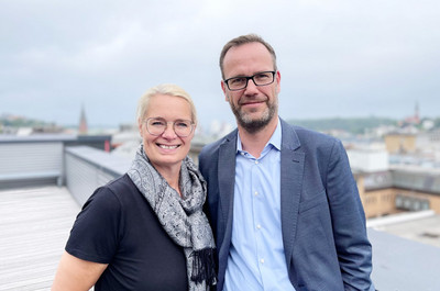 Imke Conrad und Lars Hansen auf einer Dachterrasse.