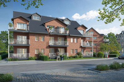 Ansicht eines großen Mehrfamilienhauses mit vielen Balkonen in einer grünen Nebenstraße. Das Haus hat rotes Gemäuer und ein schwarzes Dach.